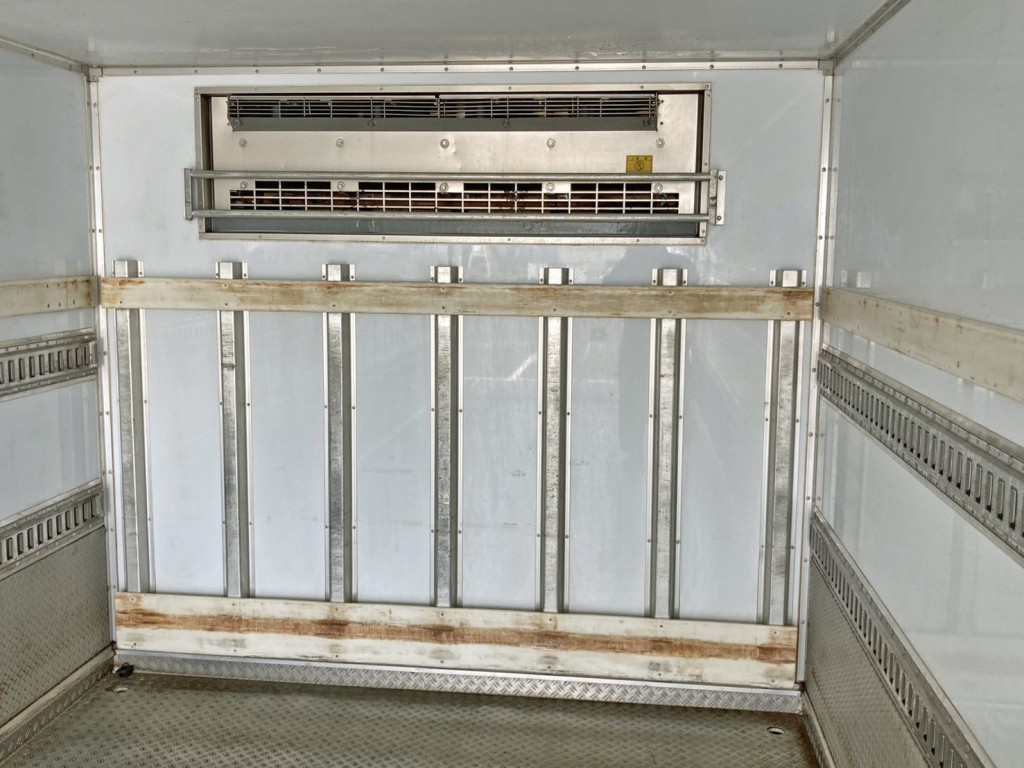 冷凍機の吹き出し口です。|いすゞ フォワード 2PG-FTR90V2の写真18