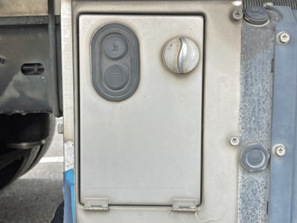ゲートの昇降スイッチです。|いすゞ フォワード 2PG-FTR90V2の写真23