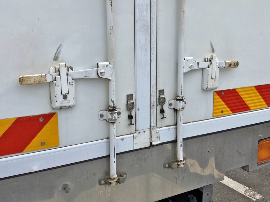 ハンマーロック周りにキズがあります。|いすゞ フォワード 2PG-FTR90V2の写真25