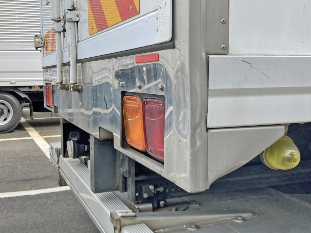 リヤレール運転席側にヘコミがあります。|いすゞ フォワード 2PG-FTR90V2の写真28
