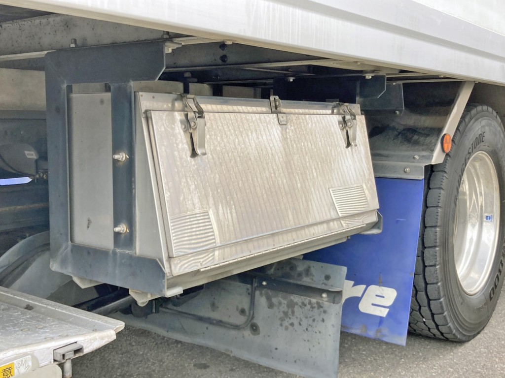 ボディー運転席側後方にステンレス製の工具箱が付いています。|いすゞ フォワード 2PG-FTR90V2の写真29