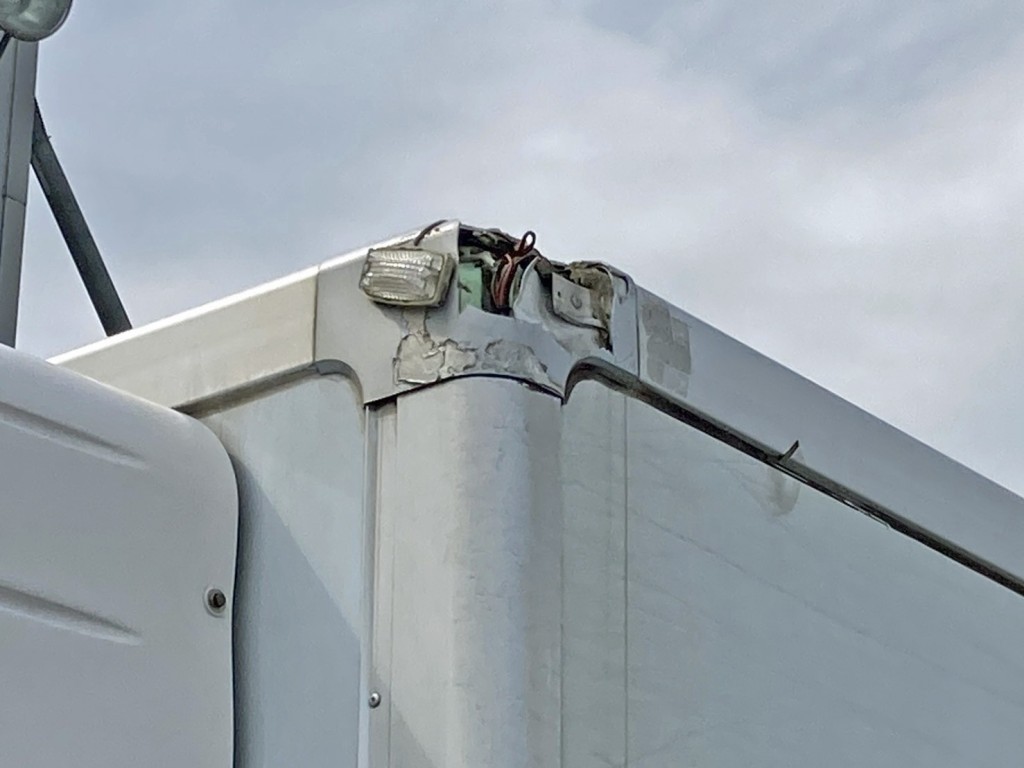 ボディー助手席側前方上部のコーナーフィッティングに割れがあります。|いすゞ フォワード 2PG-FTR90V2の写真30