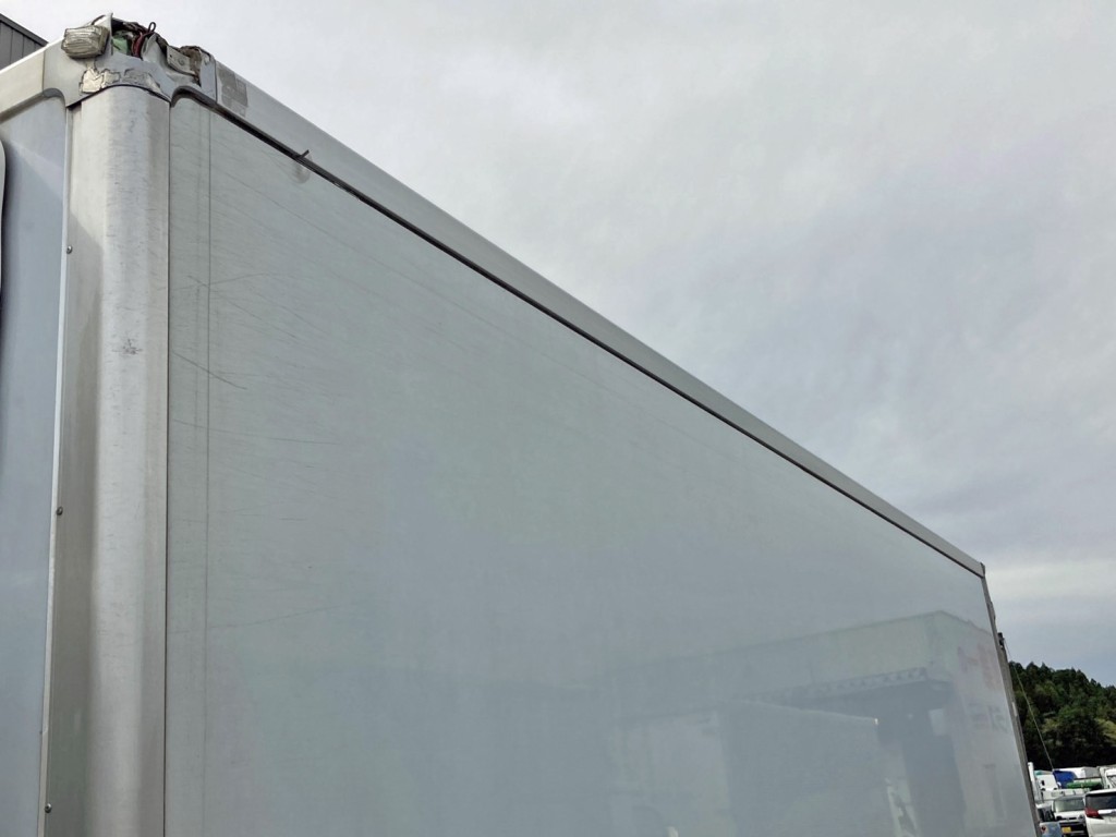 ボディー助手席側上部に薄い引きキズがあります。|いすゞ フォワード 2PG-FTR90V2の写真31