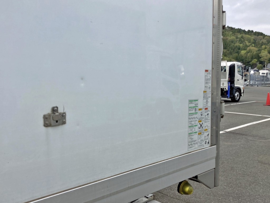 ボディー助手席側後方下部にヘコミがあります。|いすゞ フォワード 2PG-FTR90V2の写真32