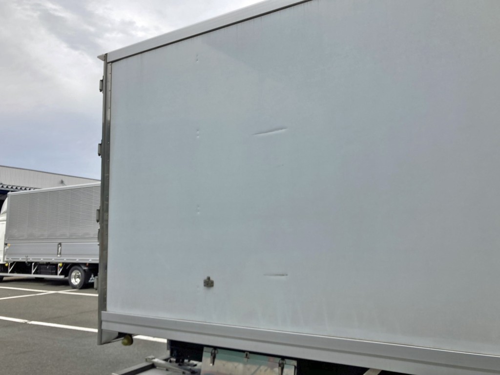 ボディー運転席側後方に引きキズ・ヘコミがあります。|いすゞ フォワード 2PG-FTR90V2の写真33