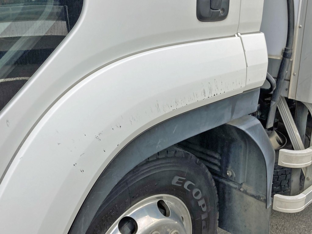 助手席側フロントフェンダーにキズがあります。|いすゞ フォワード 2PG-FTR90V2の写真34