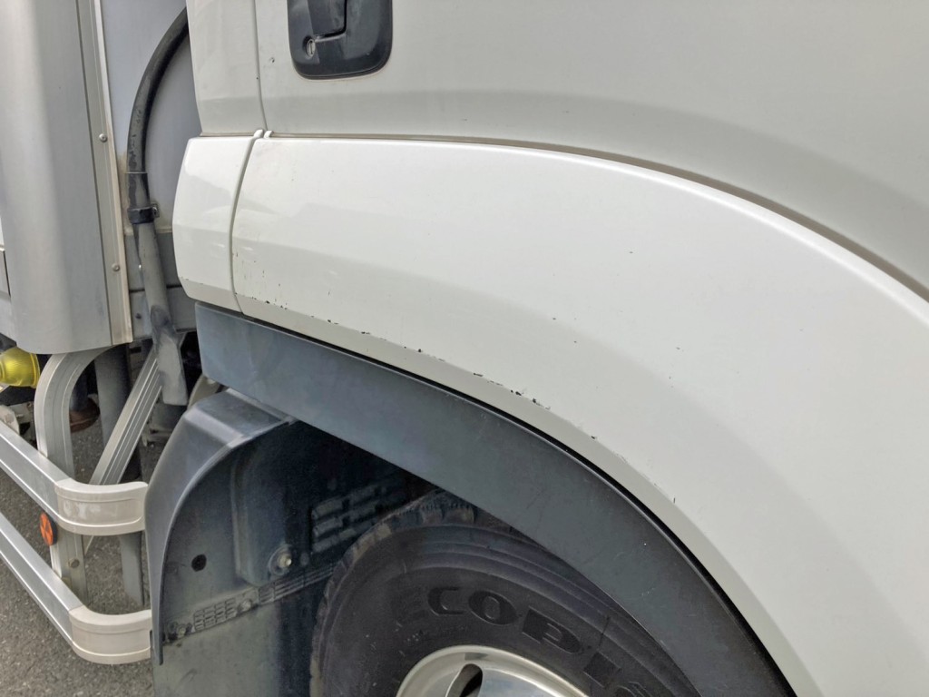 運転席側フロントフェンダーにキズがあります。|いすゞ フォワード 2PG-FTR90V2の写真35