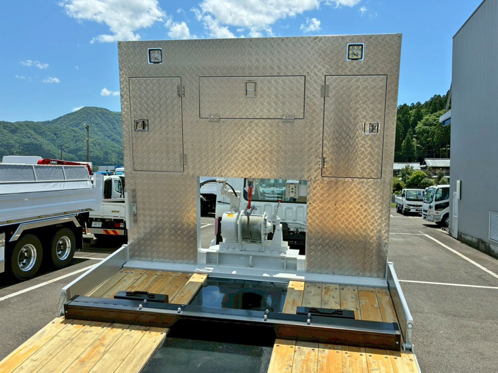 ウインチ付きです。(プロテクターに縞板アルミが張られています)|三菱 スーパーグレート 2PG-FY80VYの写真9