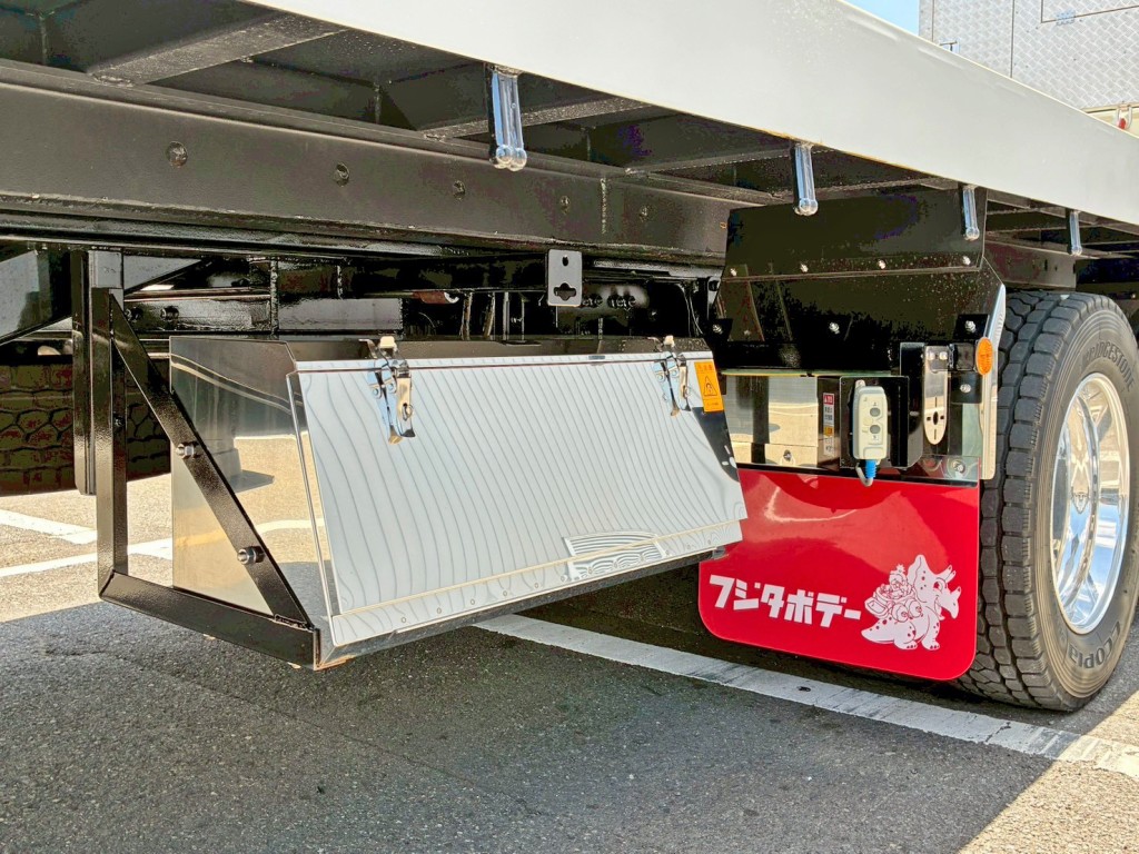 ボディー運転席側後方にステンレス製の工具箱が付いています。|三菱 スーパーグレート 2PG-FY80VYの写真17