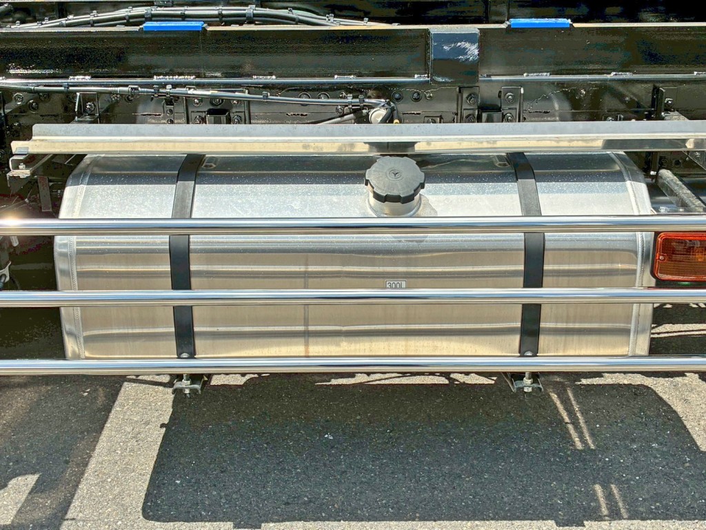 燃料タンクは３００Lアルミ製です。|三菱 スーパーグレート 2PG-FY80VYの写真20