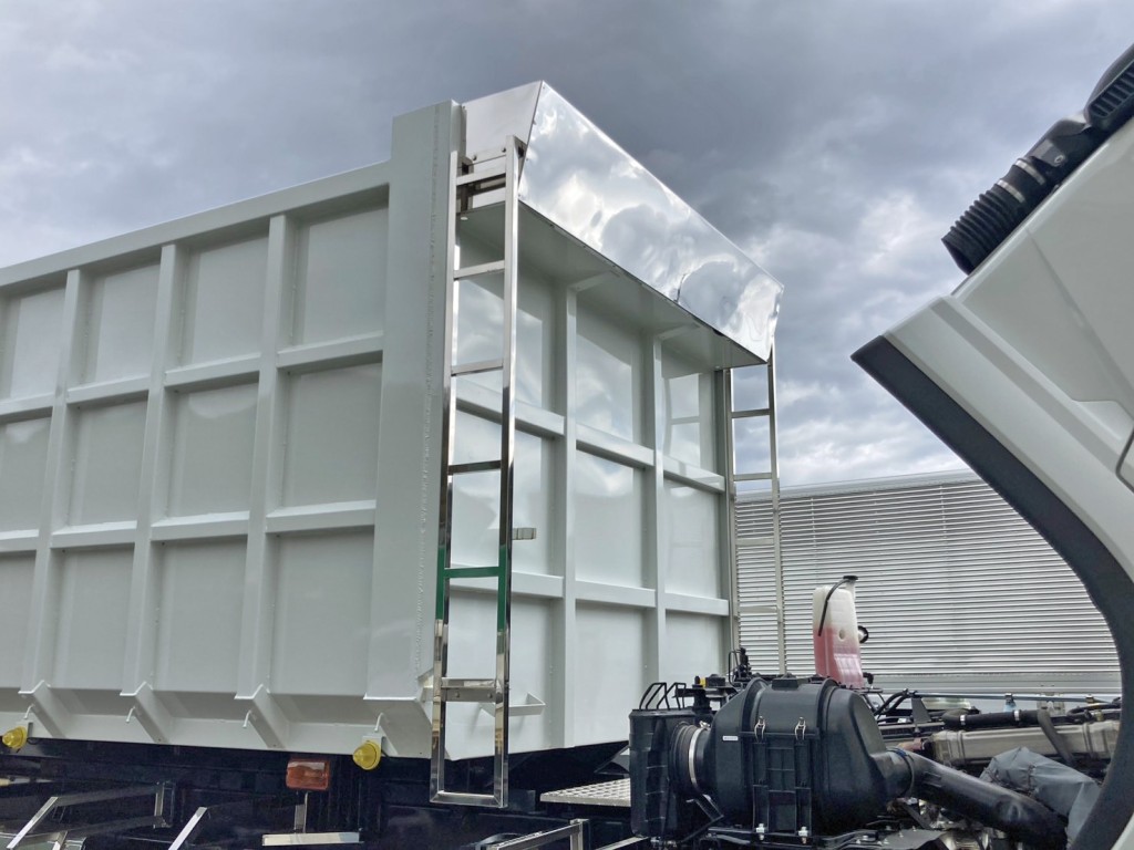 左右ハシゴはステンレス製・シートデッキにステンが張られています。|三菱 スーパーグレート 2PG-FV80VZの写真12