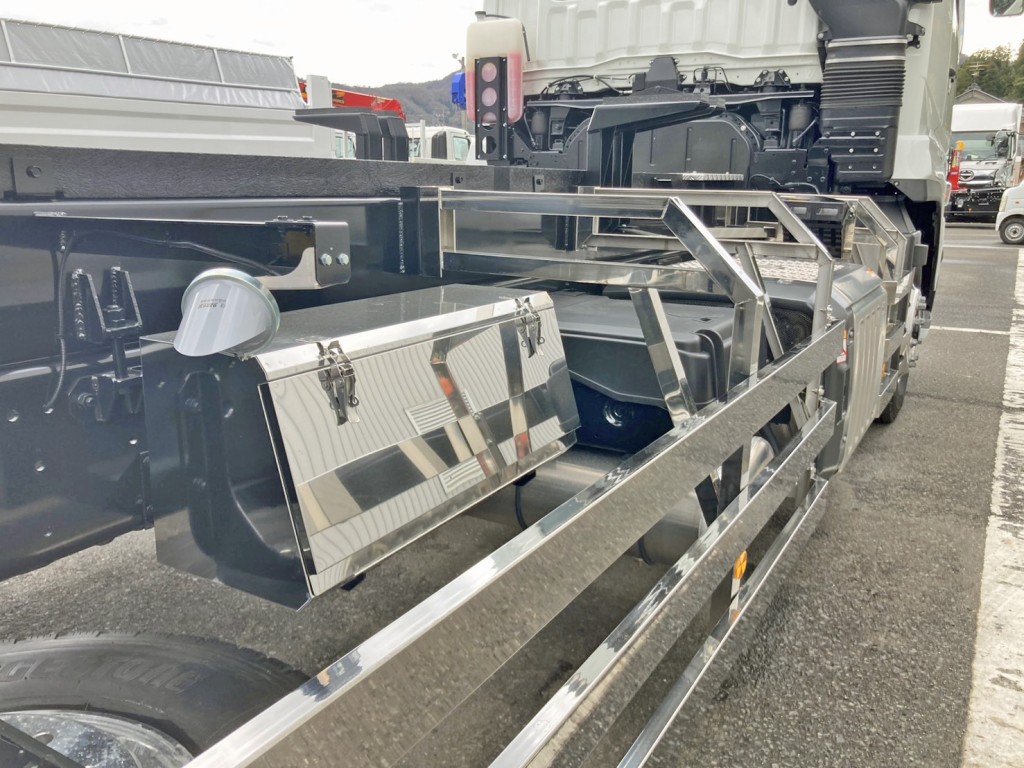 運転席側にステンレス製の工具箱が付いています。|三菱 スーパーグレート 2PG-FV80VZの写真15