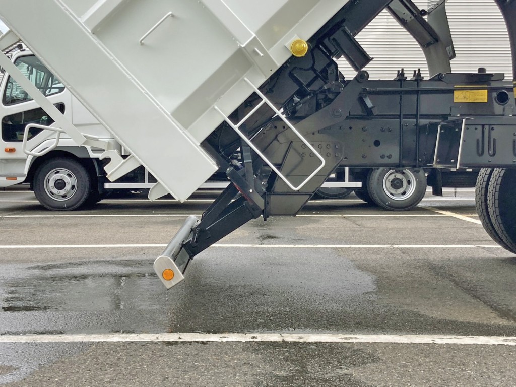 リヤバンパーは可倒式です。|三菱 スーパーグレート 2PG-FV80VZの写真16