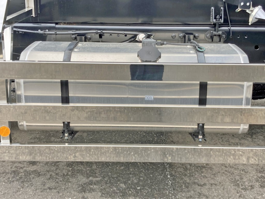 燃料タンクは300Lアルミ製です。|三菱 スーパーグレート 2PG-FV80VZの写真20