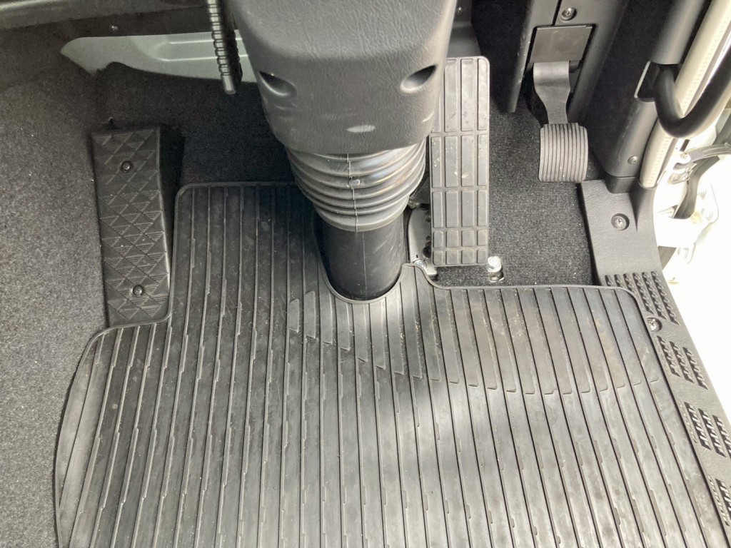 2ペダル仕様です。|三菱 スーパーグレート 2PG-FV80VZの写真23