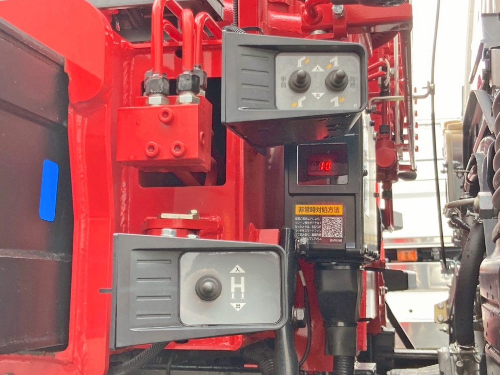 アウトリガーの張出・伸縮の操作スイッチです。|三菱 ファイター 2KG-FK62FZの写真14