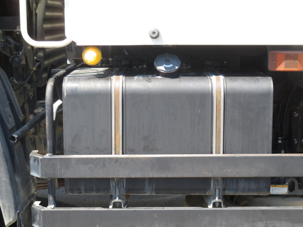 燃料タンクは300Lです。|日野 プロフィア 2DG-FS1AGAの写真40