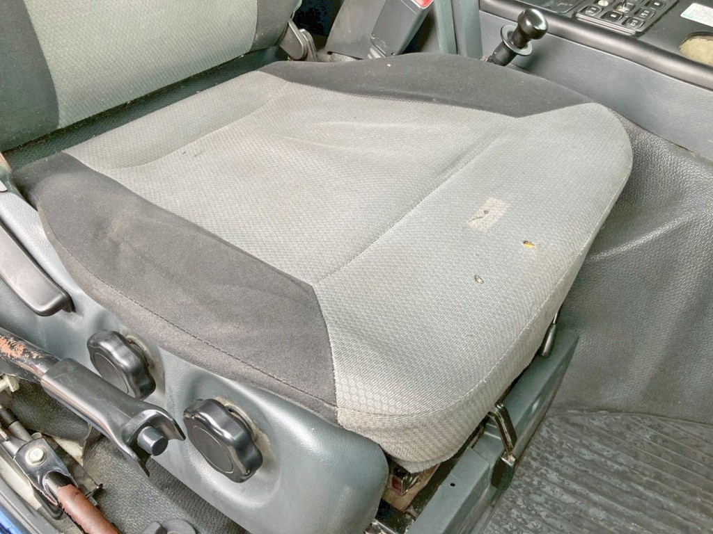 運転席座面にヘタリ・穴あきがあります。|三菱 スーパーグレート QKG-FV60VXの写真8