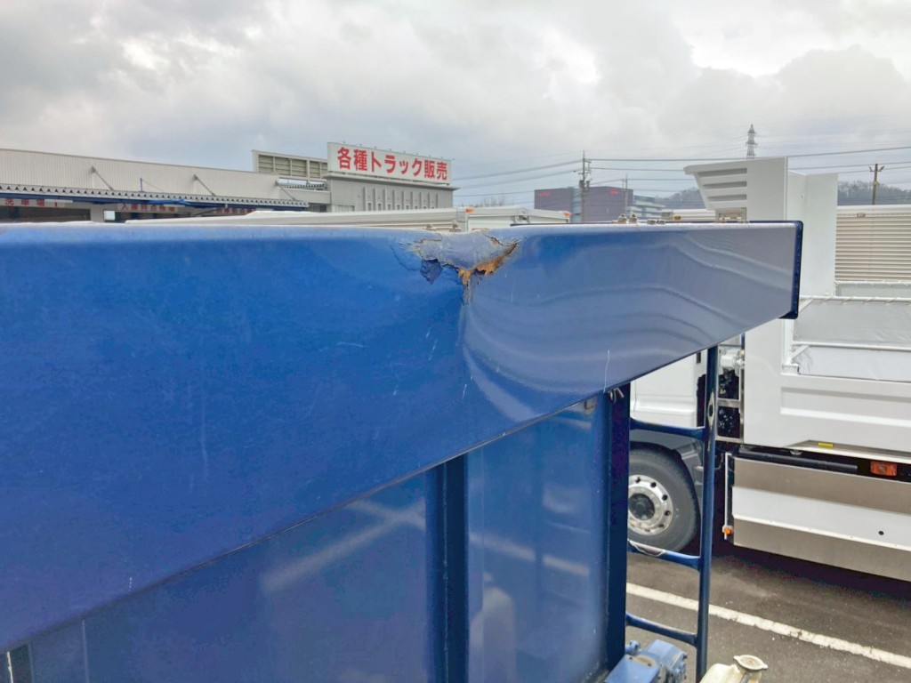 シートデッキ中央部にヘコミ・サビがあります。|三菱 スーパーグレート QKG-FV60VXの写真16