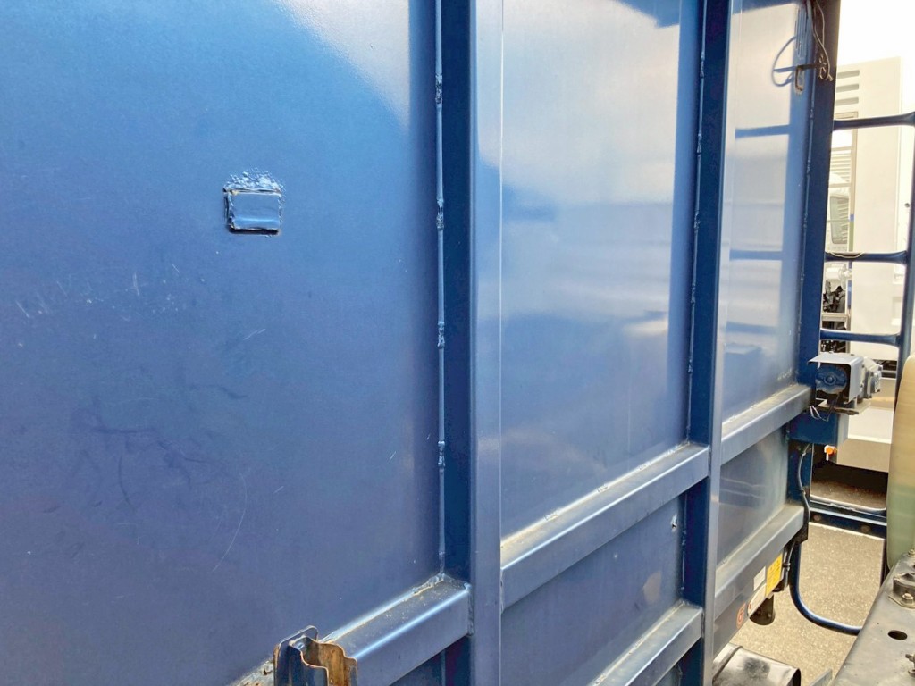 前壁運転席側にパッチ当て箇所があります。|三菱 スーパーグレート QKG-FV60VXの写真17