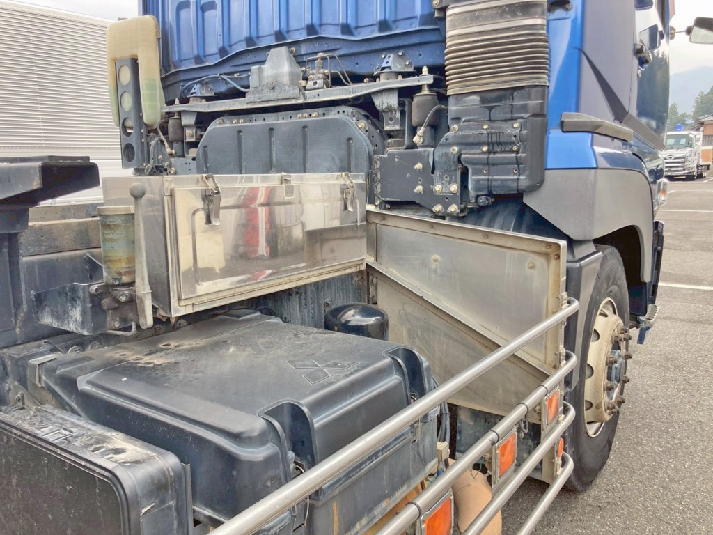 運転席側にステンレス製の工具箱が付いています。|三菱 スーパーグレート QKG-FV60VXの写真21