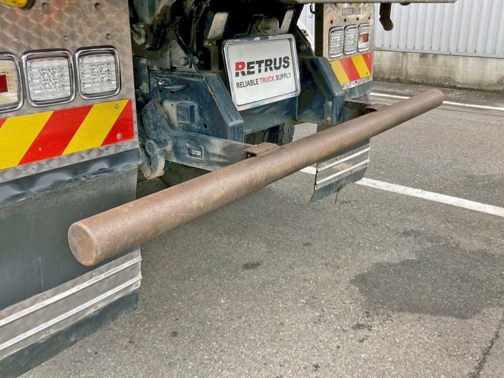 リヤバンパー跳ね上げ時の状態です。(ロックかかり不良)|三菱 スーパーグレート QKG-FV60VXの写真26