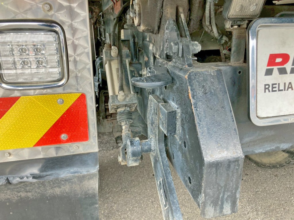 リヤバンパーの昇降は油圧式です。(走行時)|三菱 スーパーグレート QKG-FV60VXの写真27