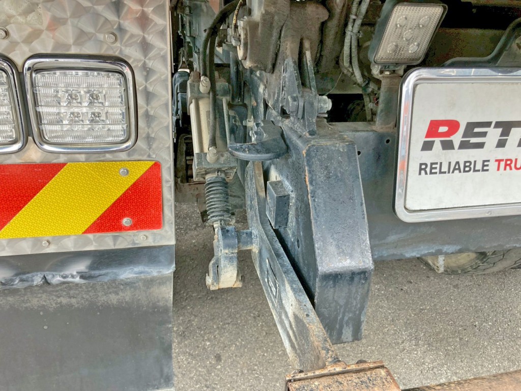 リヤバンパーの昇降は油圧式です。(跳ね上げ時)|三菱 スーパーグレート QKG-FV60VXの写真28