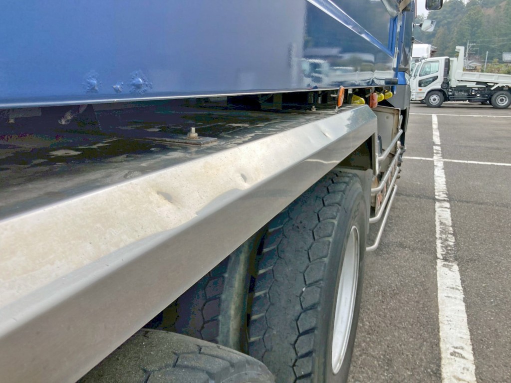 運転席側リヤフェンダーにヘコミがあります。|三菱 スーパーグレート QKG-FV60VXの写真29