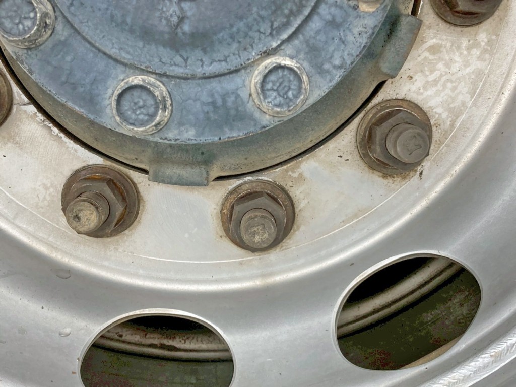 運転席側2軸目のクリップナット3カ所不良です。|三菱 スーパーグレート QKG-FV60VXの写真30