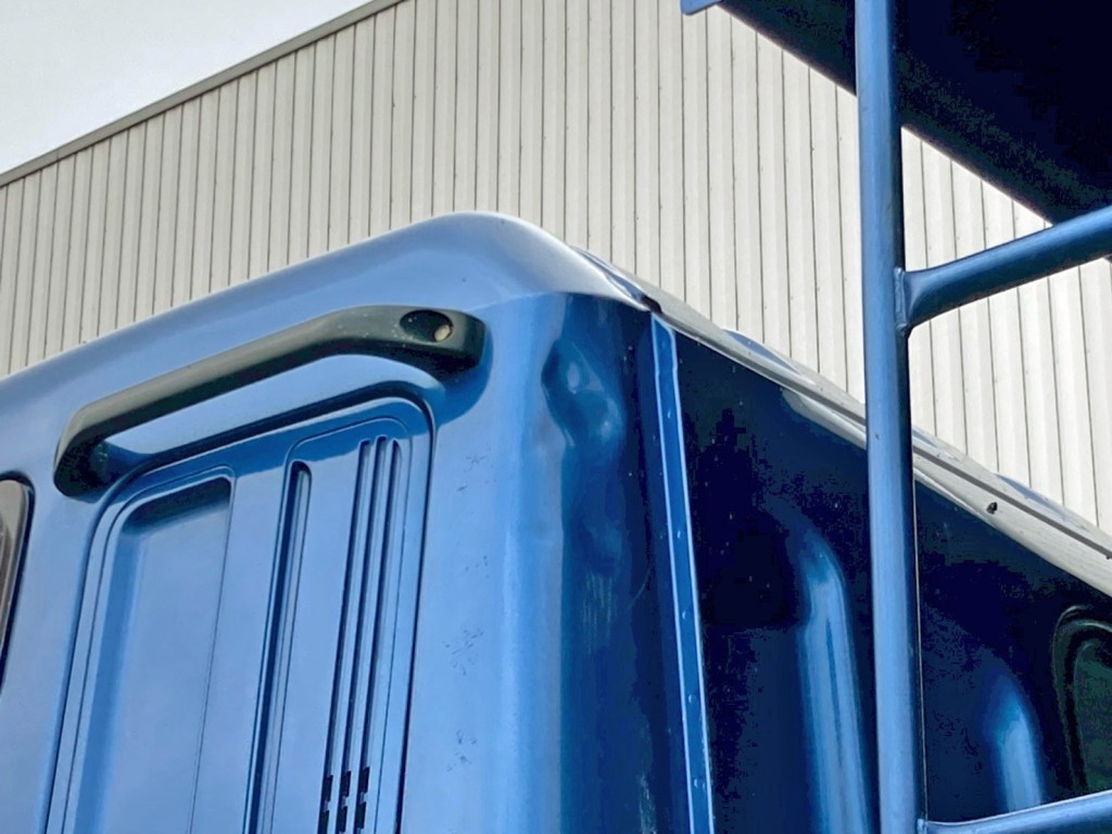 助手席側クォーターパネル上部にヘコミがあります。|三菱 スーパーグレート QKG-FV60VXの写真31