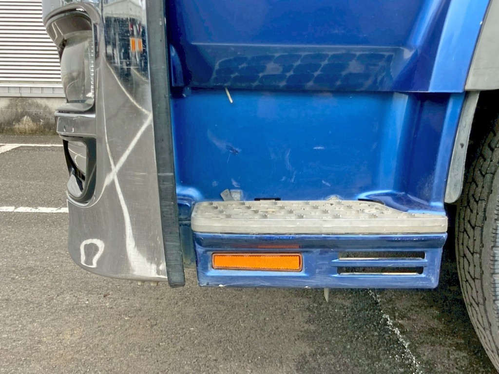 助手席側ステップカバー周りに引きキズがあります。|三菱 スーパーグレート QKG-FV60VXの写真32