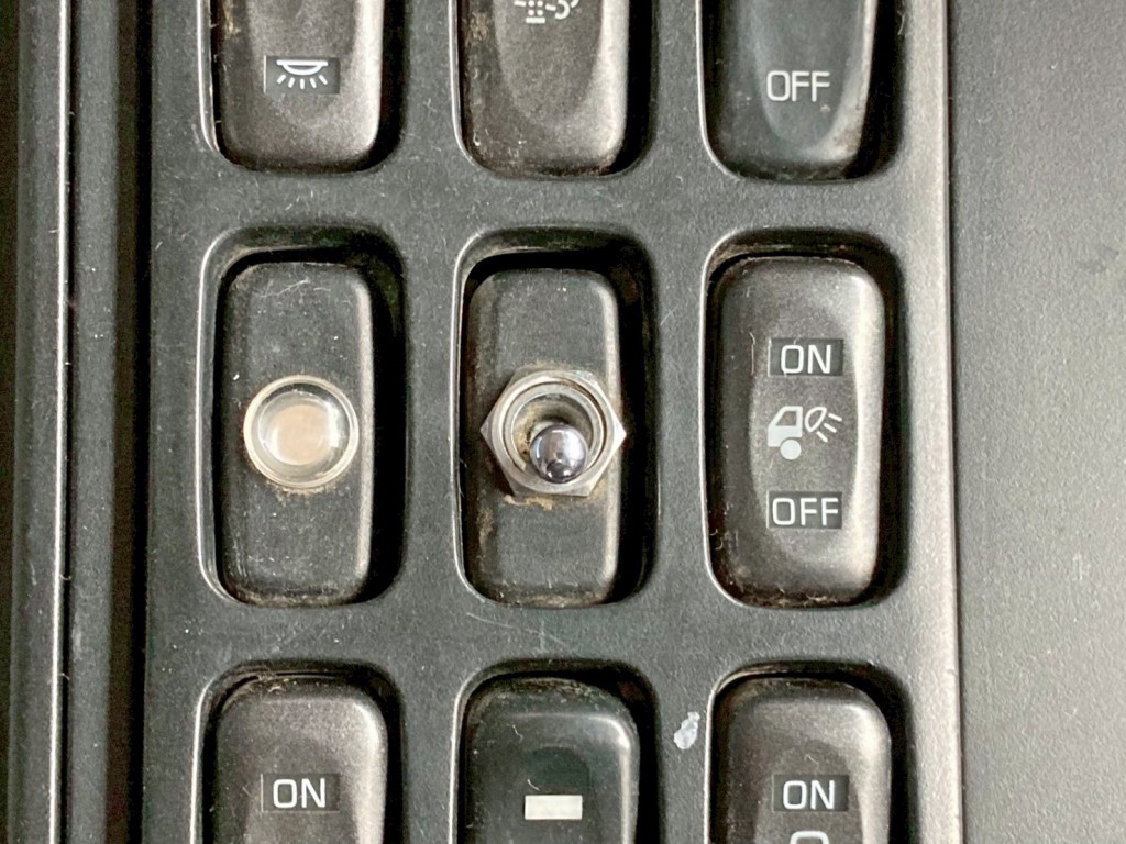 中央のトグルスイッチは、リヤバンパーの走行時 ⇔ 跳ね上げ時の切り替えスイッチです。|三菱 スーパーグレート QKG-FV60VXの写真37