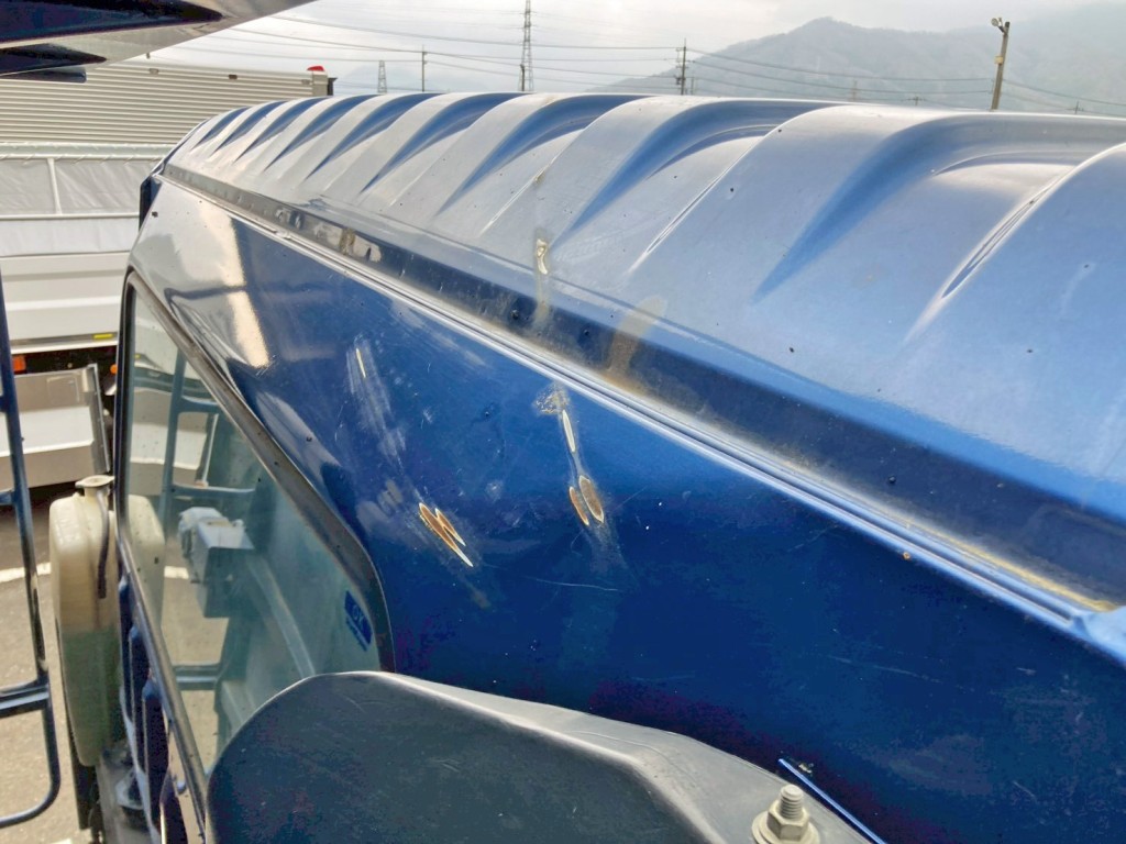 キャブバック運転席側上部にキズがあります。|三菱 スーパーグレート QKG-FV60VXの写真42