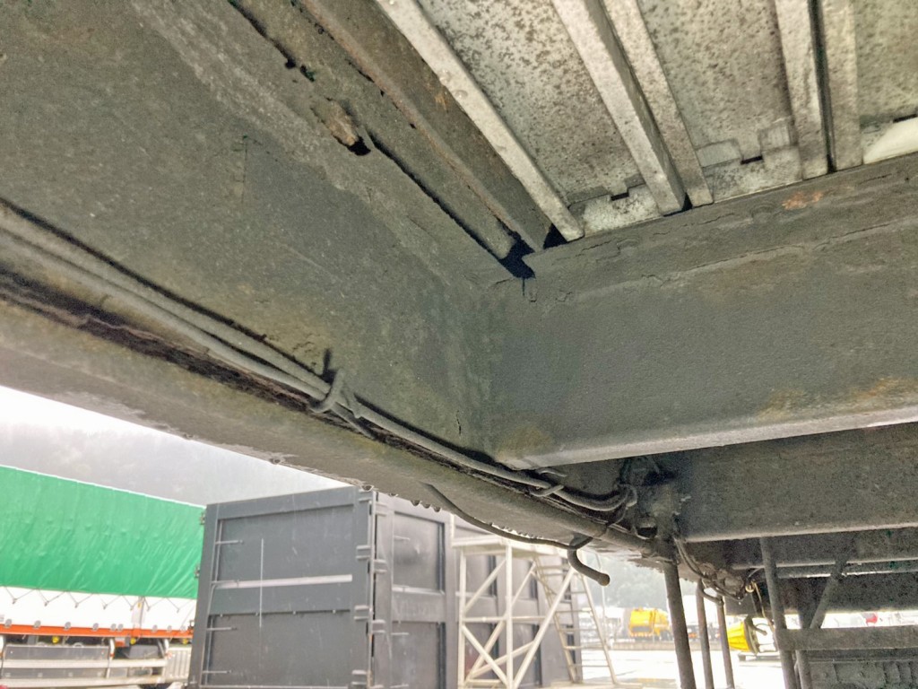 運転席側サイドレール後方内側に腐食・割れがあります。|日野 プロフィア QKG-FW1EWEAの写真33