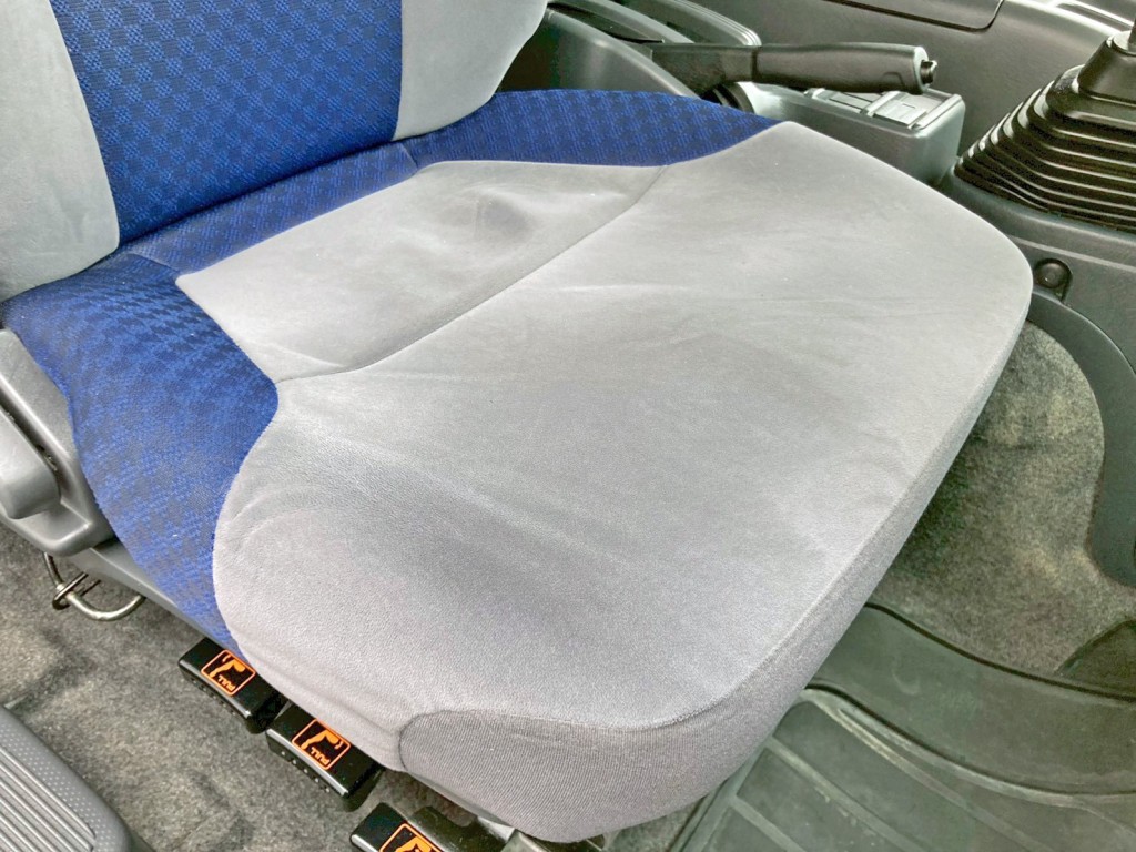 運転席座面にヘタリがあります。|いすゞ フォワード 2RG-FRR90S2(2WD)の写真8