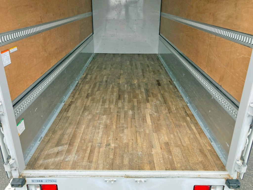 床は板張りです。|いすゞ フォワード 2RG-FRR90S2(2WD)の写真11