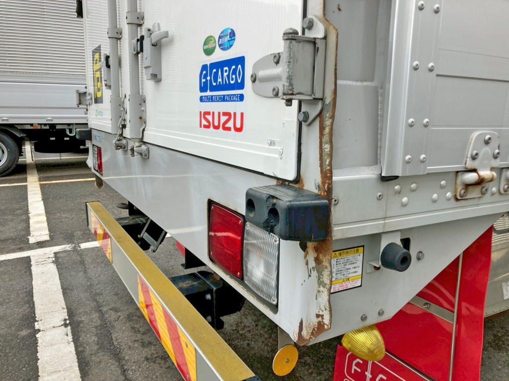 リヤレール運転席側に曲がり・サビがあります。|いすゞ フォワード 2RG-FRR90S2(2WD)の写真15