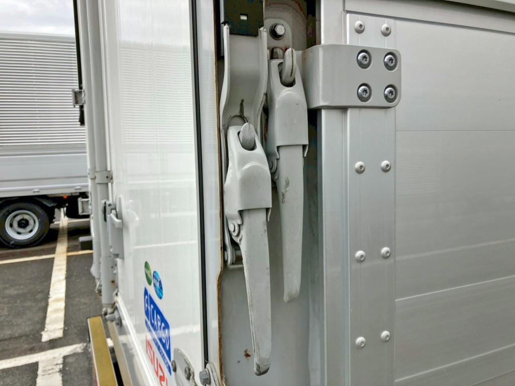 運転席側ウイングロックに曲がりがあります。|いすゞ フォワード 2RG-FRR90S2(2WD)の写真16