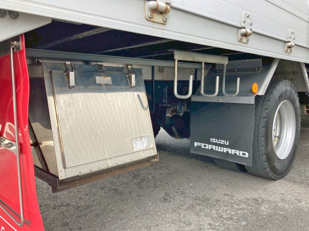 ボディー運転席側後方にステンレスの工具箱が付いています。|いすゞ フォワード 2RG-FRR90S2(2WD)の写真17