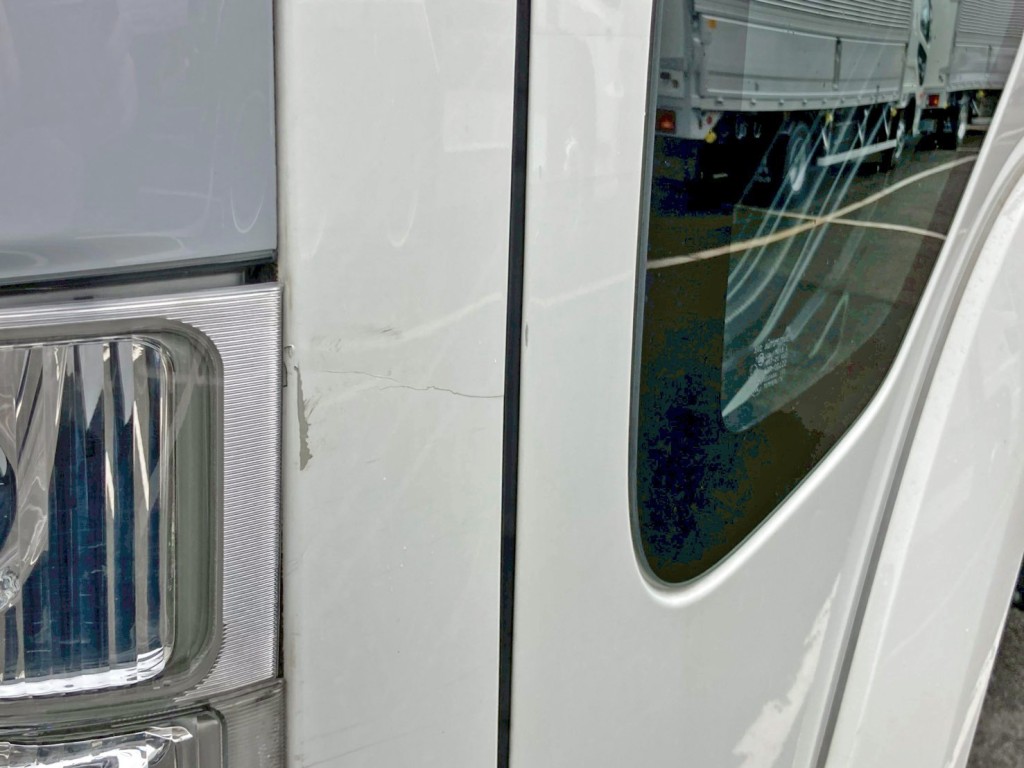 助手席側コーナーパネルにキズがあります。|いすゞ フォワード 2RG-FRR90S2(2WD)の写真19