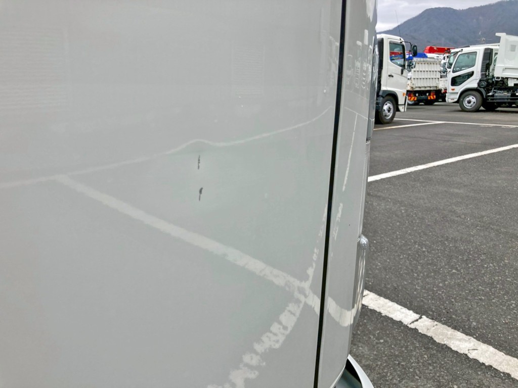 運転席ドアにキズがあります。|いすゞ フォワード 2RG-FRR90S2(2WD)の写真20