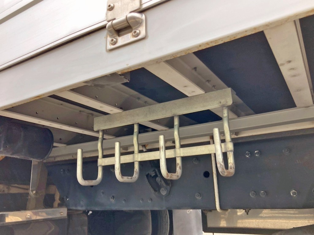 シャーシとネタの状態です。(縦ネタは鉄製・横ネタはアルミ製です)|三菱 スーパーグレート QPG-FS64VZの写真6