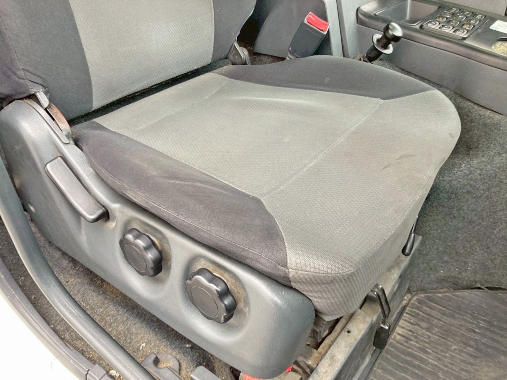 運転席座面にヘタリがあります。|三菱 スーパーグレート QPG-FS64VZの写真8