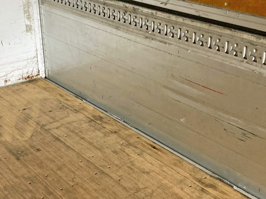 運転席側アオリ前方下部にスキマがあります。|三菱 スーパーグレート QPG-FS64VZの写真12