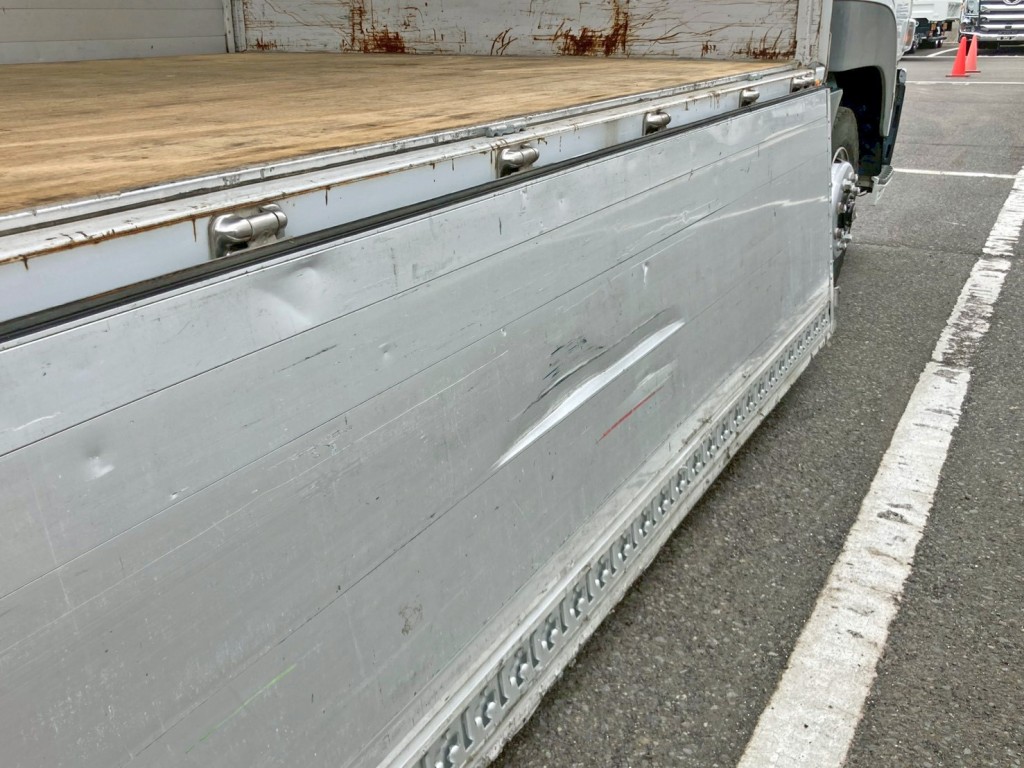 運転席側アオリ内側前方にヘコミがあります。|三菱 スーパーグレート QPG-FS64VZの写真13