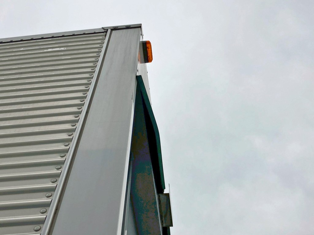 ボディー前方運転席側のステーに少々曲がりがあります。|三菱 スーパーグレート QPG-FS64VZの写真15