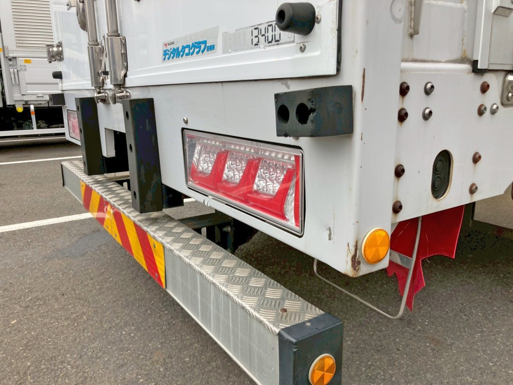 リヤレール運転席側にヘコミがあります。|三菱 スーパーグレート QPG-FS64VZの写真16