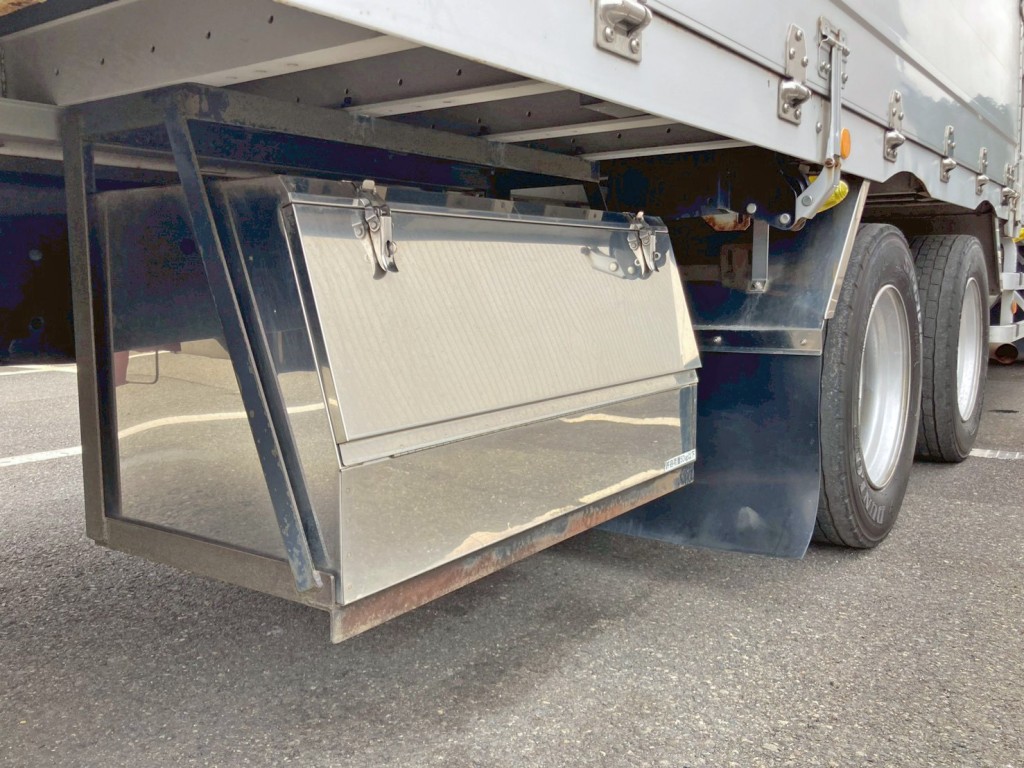 ボディー運転席側後方にステンレス製の工具箱が付いています。|三菱 スーパーグレート QPG-FS64VZの写真17