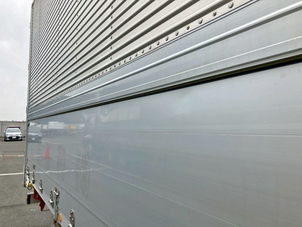 運転席側アオリ後方にヘコミがあります。|三菱 スーパーグレート QPG-FS64VZの写真18